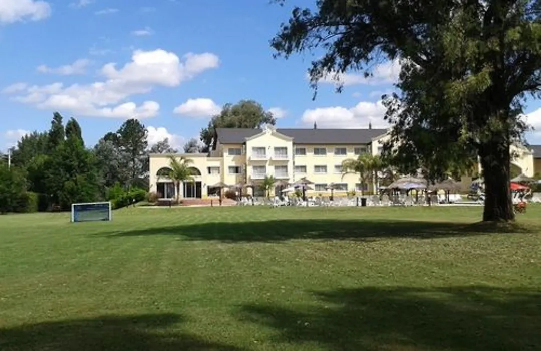 Howard Johnson Pilar Resort Spa & Convention Center-1